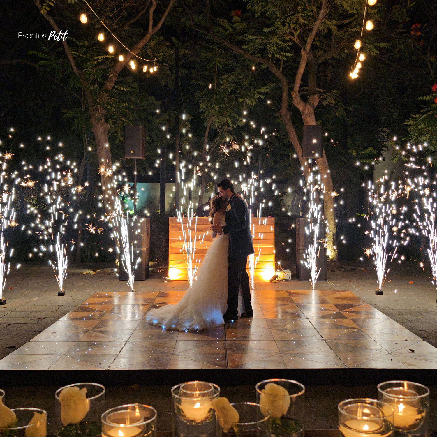 ¡El clímax de la magia: chisperos que encienden el primer baile de tu boda!