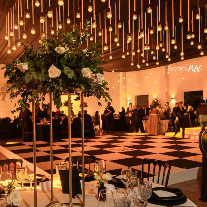 ¿Qué tamaño de pista de baile necesito para mi evento? Guía completa para calcularlo según tus invitados (bodas, XV años, aniversarios y más)